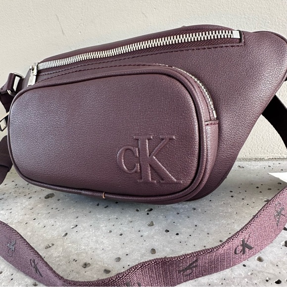 NWT Calvin Klein Ultralight Embossed Logo Belt Bag - Picture 8 of 14
